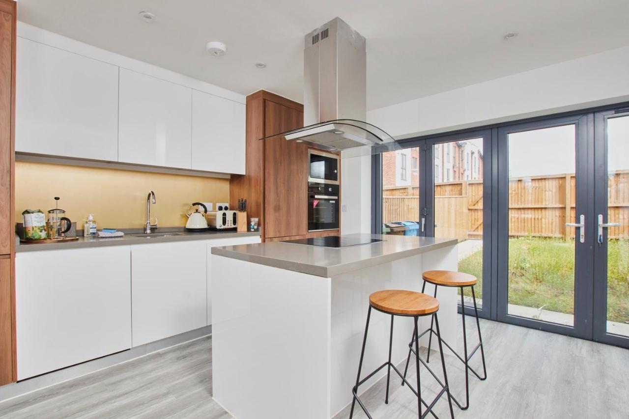 Fabulous 5 Bed House W Parking Villa Manchester Bagian luar foto