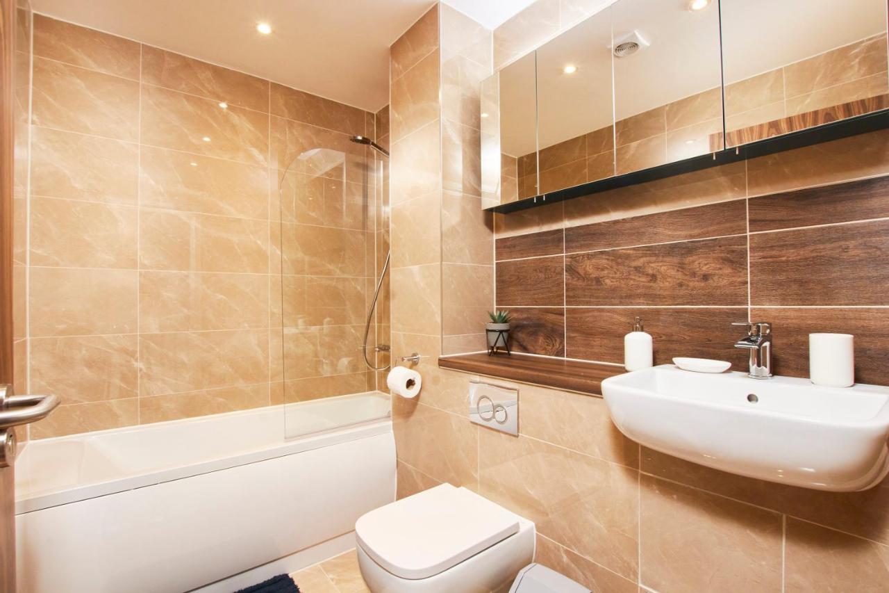 Fabulous 5 Bed House W Parking Villa Manchester Bagian luar foto