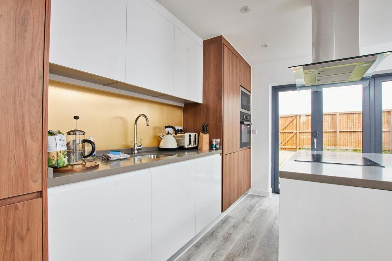 Fabulous 5 Bed House W Parking Villa Manchester Bagian luar foto